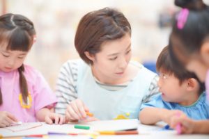 子どもと話す保育者