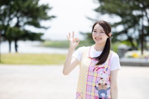 OKサインをする保育士