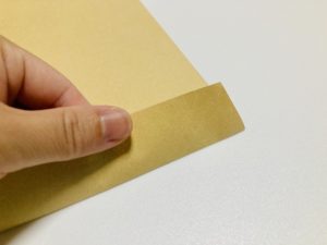 封筒はのり付けでしっかり封を閉じる