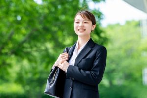 スーツ姿の若い女性　