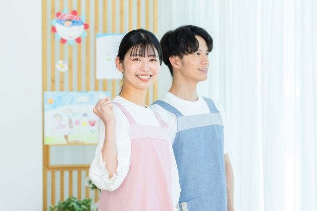エプロン姿の保育士　男女