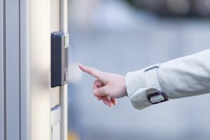 インターホンを鳴らす