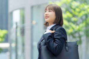 保育士　初出勤　スーツ姿の若い女性