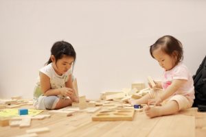 保育園の積み木で遊ぶこども２人