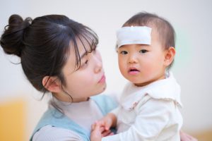 子どもの心配をする保育士