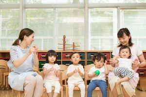 子ども達と保育士　朝の会　手遊び