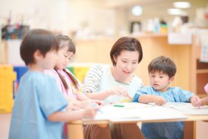 お絵かきする子ども達と実習生