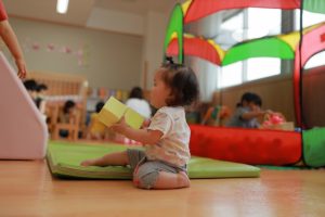 室内遊び　保育室で遊ぶこども