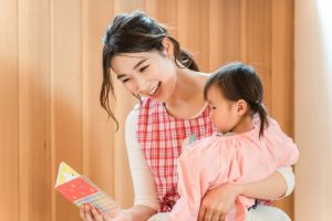 読み聞かせ指導案の年齢別ねらい、0〜5歳児での違いが理解できる