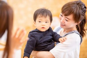 保育士と子ども