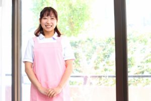 エプロン姿の保育士
