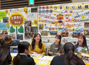 園の先生　笑顔で話す様子