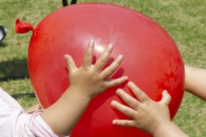 風船を触る子ども