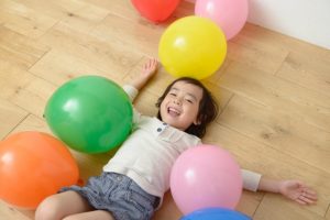 風船と寝ころぶ子ども