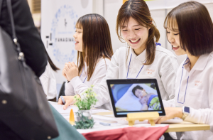 園の先生　楽しく話す様子