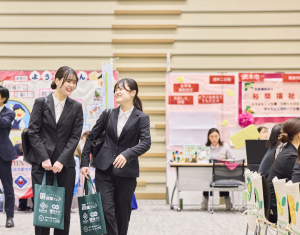 楽しそうに話す学生