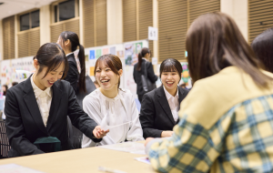 学生が笑顔で話す様子