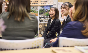 学生が笑顔で話を聞く様子