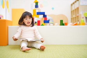 絵本を見る子ども