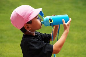 水分補給する子ども