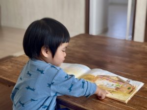 絵本を見る子ども