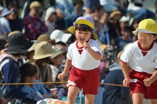保育園　運動会　リレーで走る子どもたち