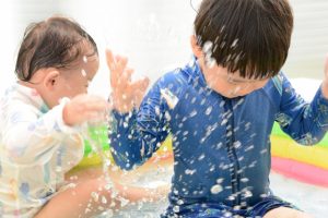 プールで遊ぶ子ども