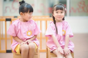 先生の話を聞く幼稚園児