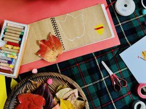 子どもの作品を主役にした秋の壁面を飾ろう