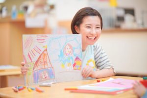 絵を見せる保育者