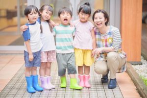 保育者と子どもたち