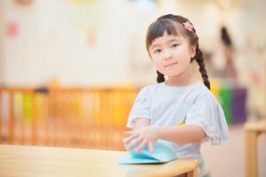 折り紙をしている子ども