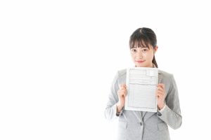 履歴書を持つスーツ姿の女性