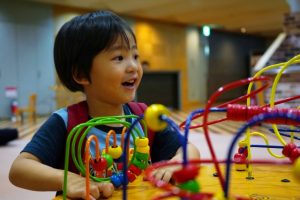 盛り上がりすぎた場面も、声かけ一つで5歳児の室内集団遊びは落ち着いて進められます