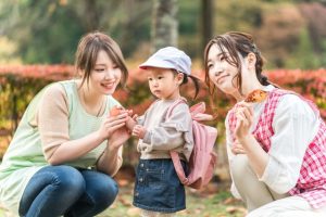 散歩中の子どもと保育士