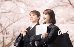 保育士を目指す　保育学生　桜の木