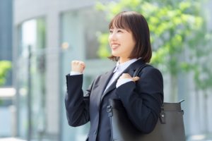 就活　面接　学生　スーツ　笑顔の女性