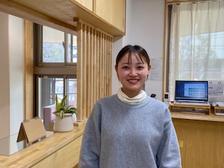 山本　ひなの先生